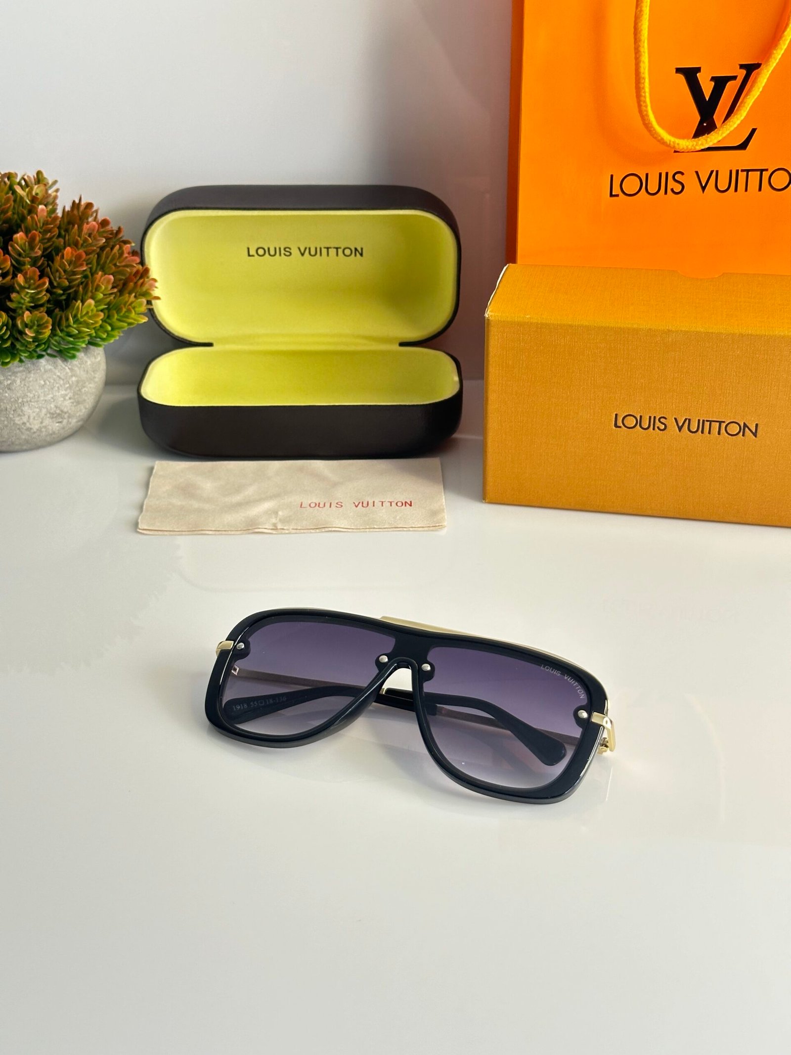 Louis_Vuitton_1918_gold_black_dc - Image 3