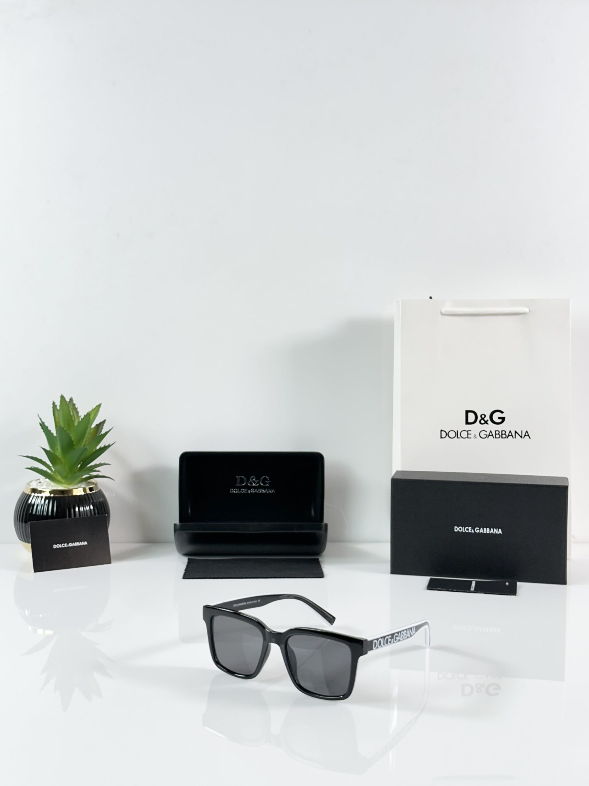 DG 5101 Black White