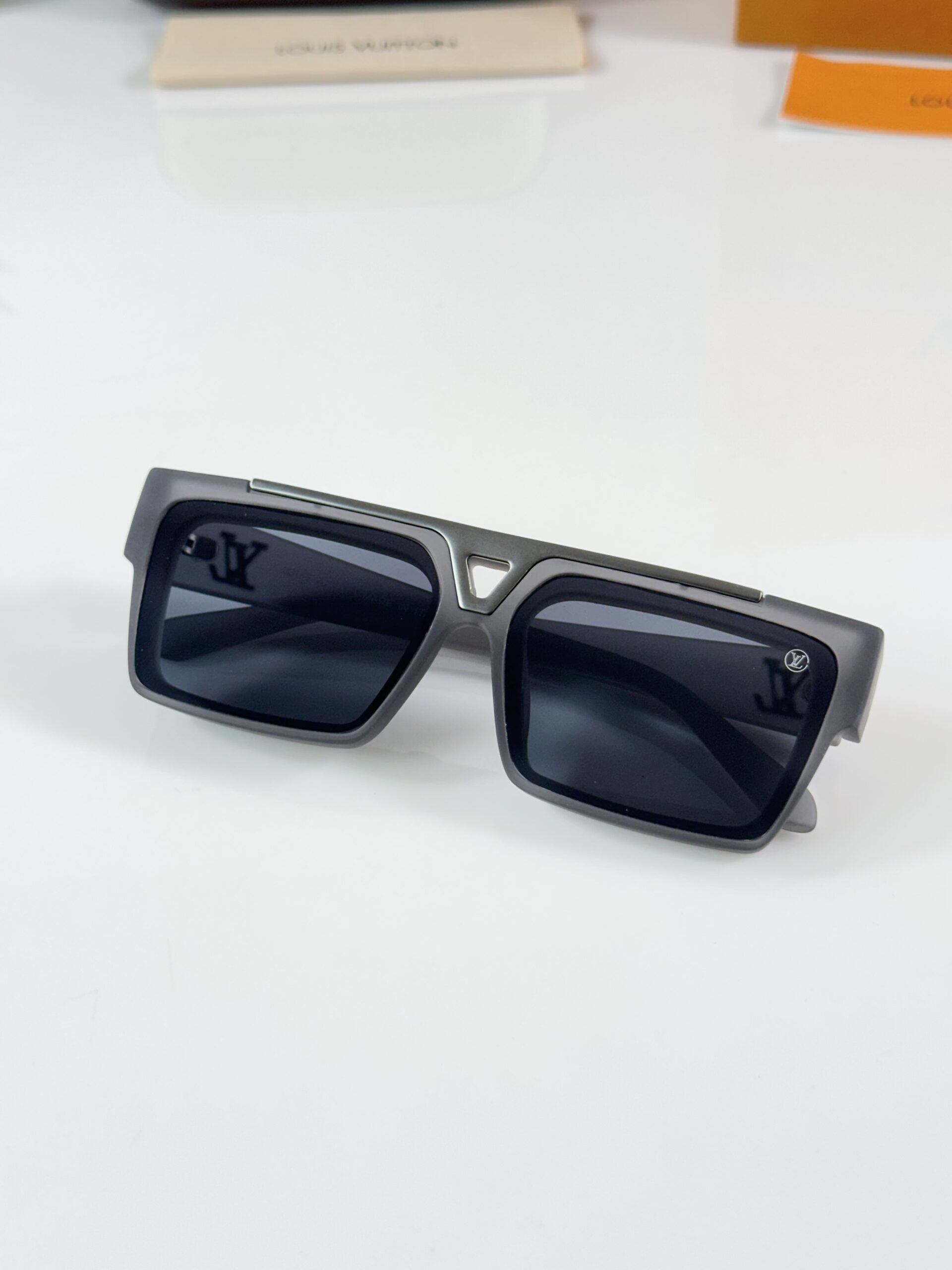 LV 1984 Mate Grey - Image 4