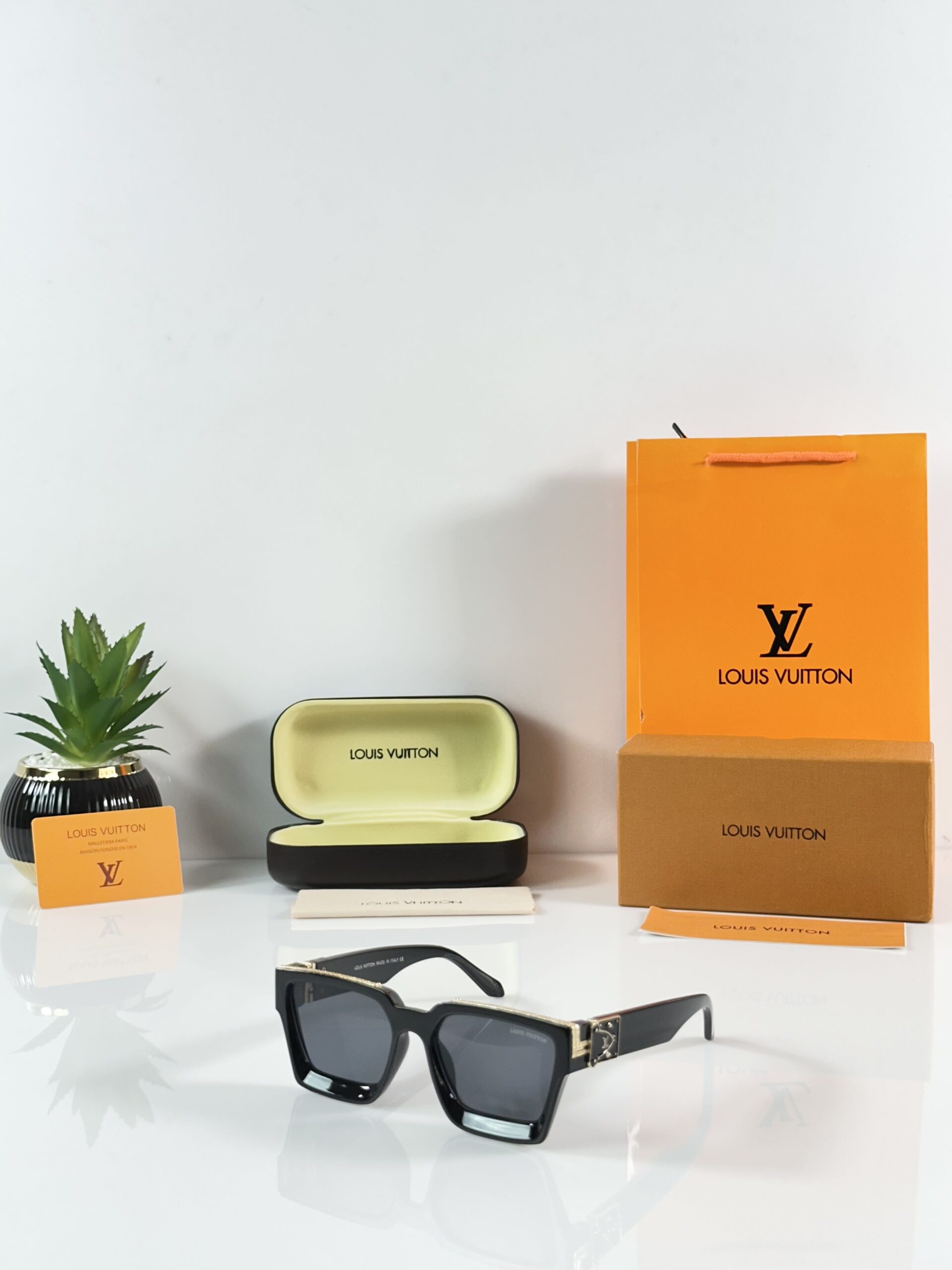 LV 96006 Gold Black