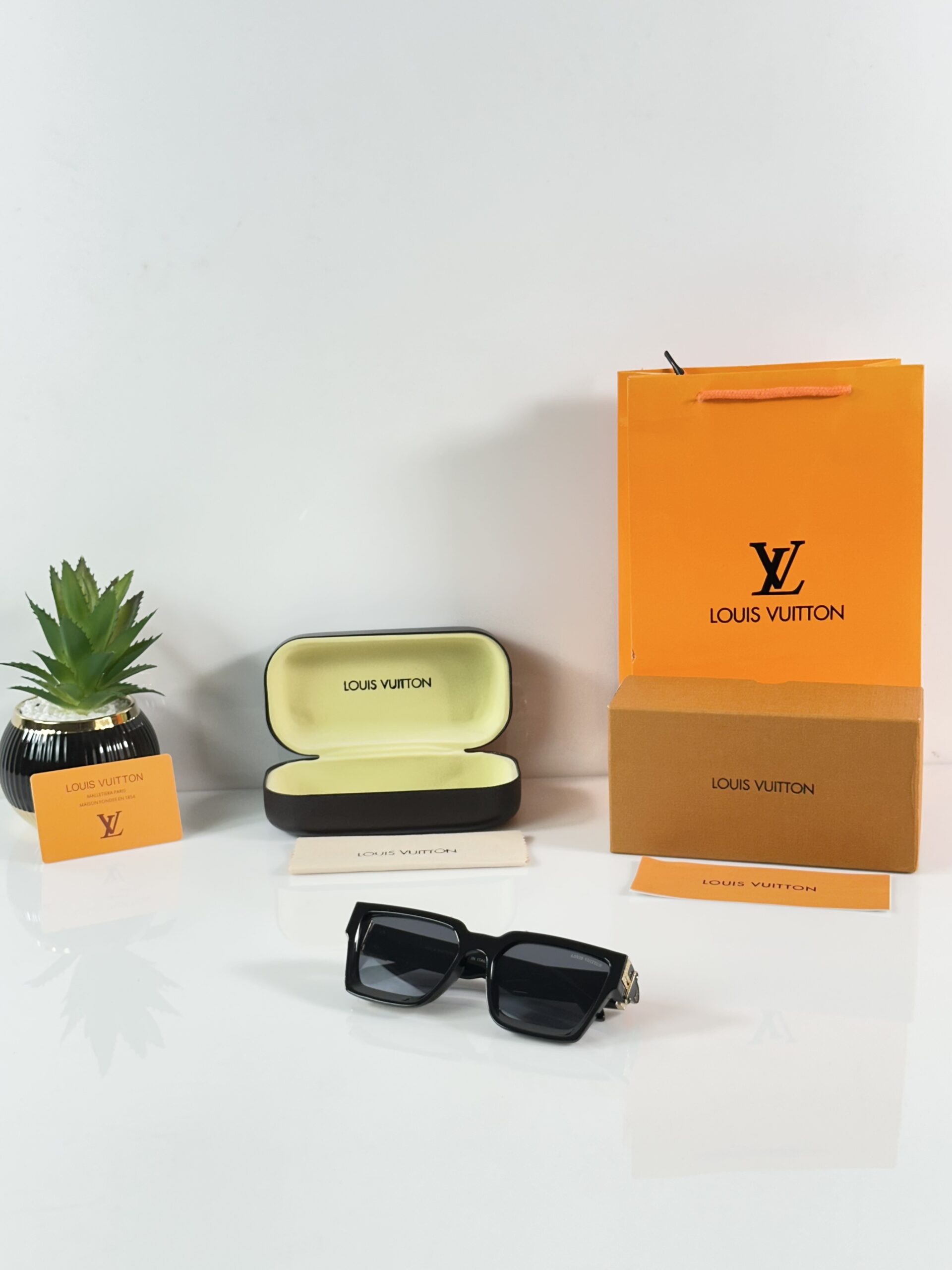 LV 96006 Gold Black - Image 6