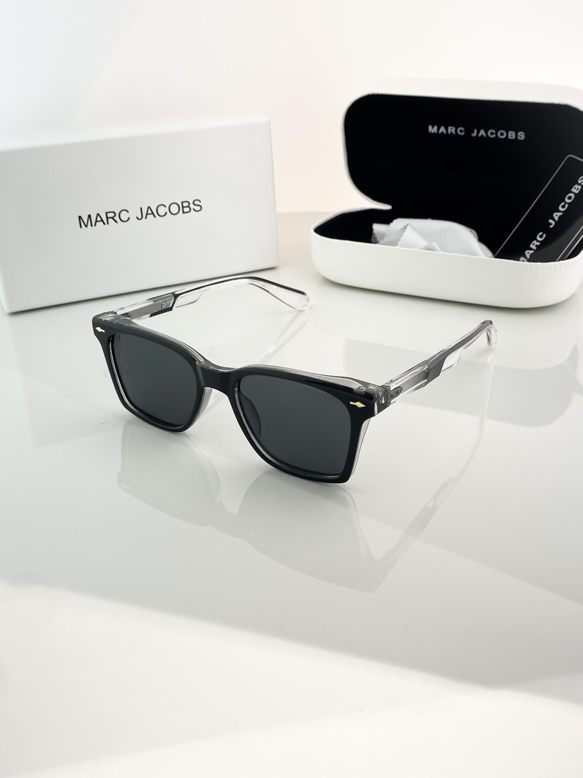 MARC JACOBS TRANSPRENT BLACK 62002-97