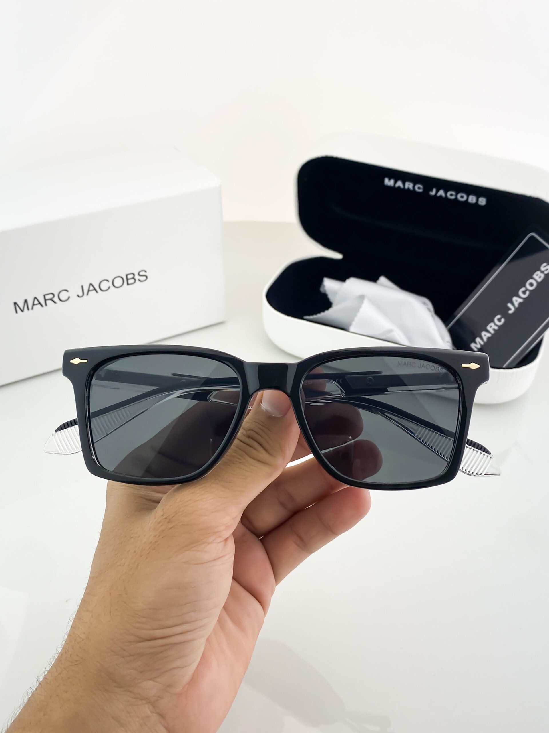 MARC JACOBS TRANSPRENT BLACK 62002-97 - Image 4
