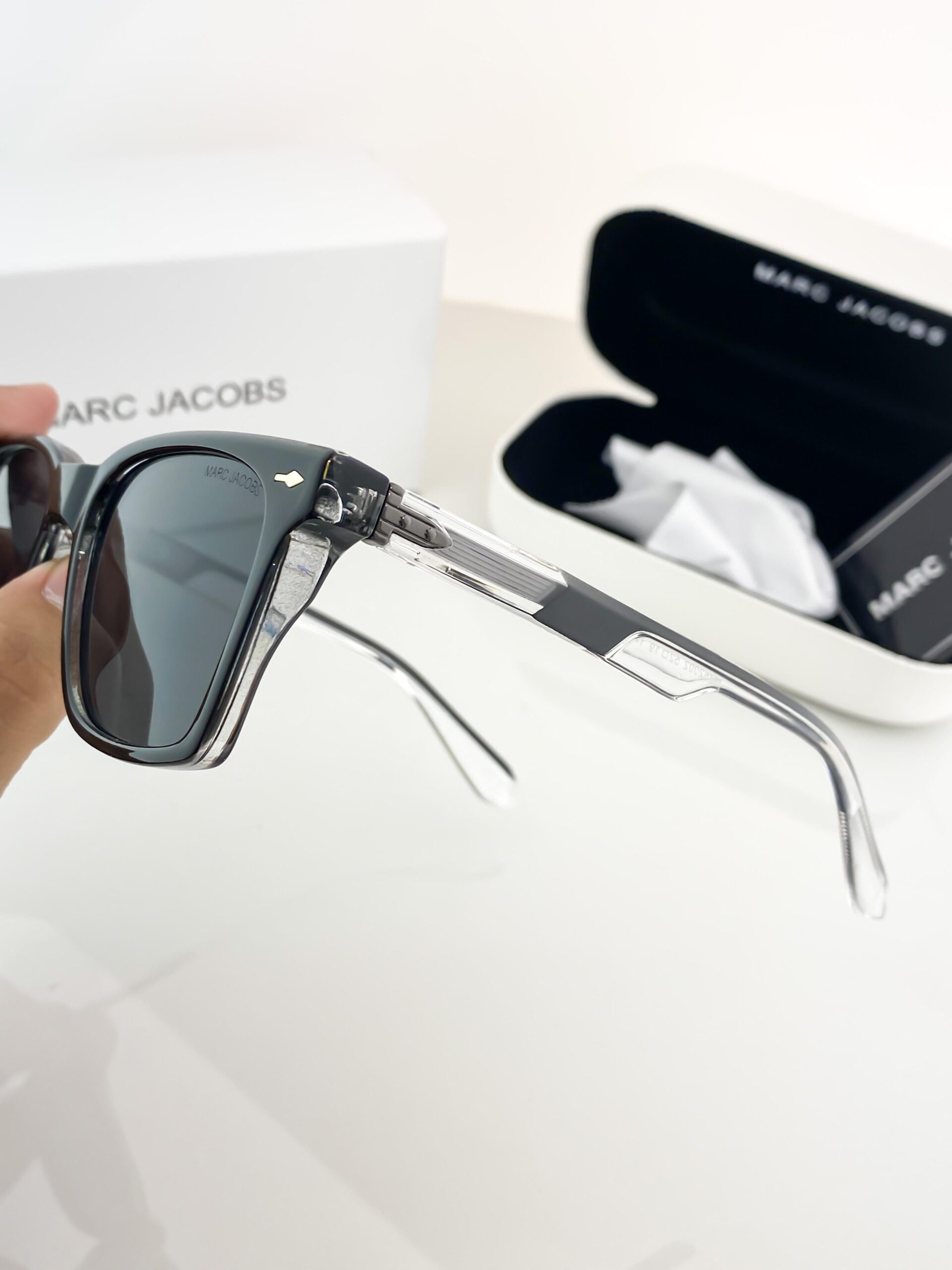 MARC JACOBS TRANSPRENT BLACK 62002-97 - Image 3
