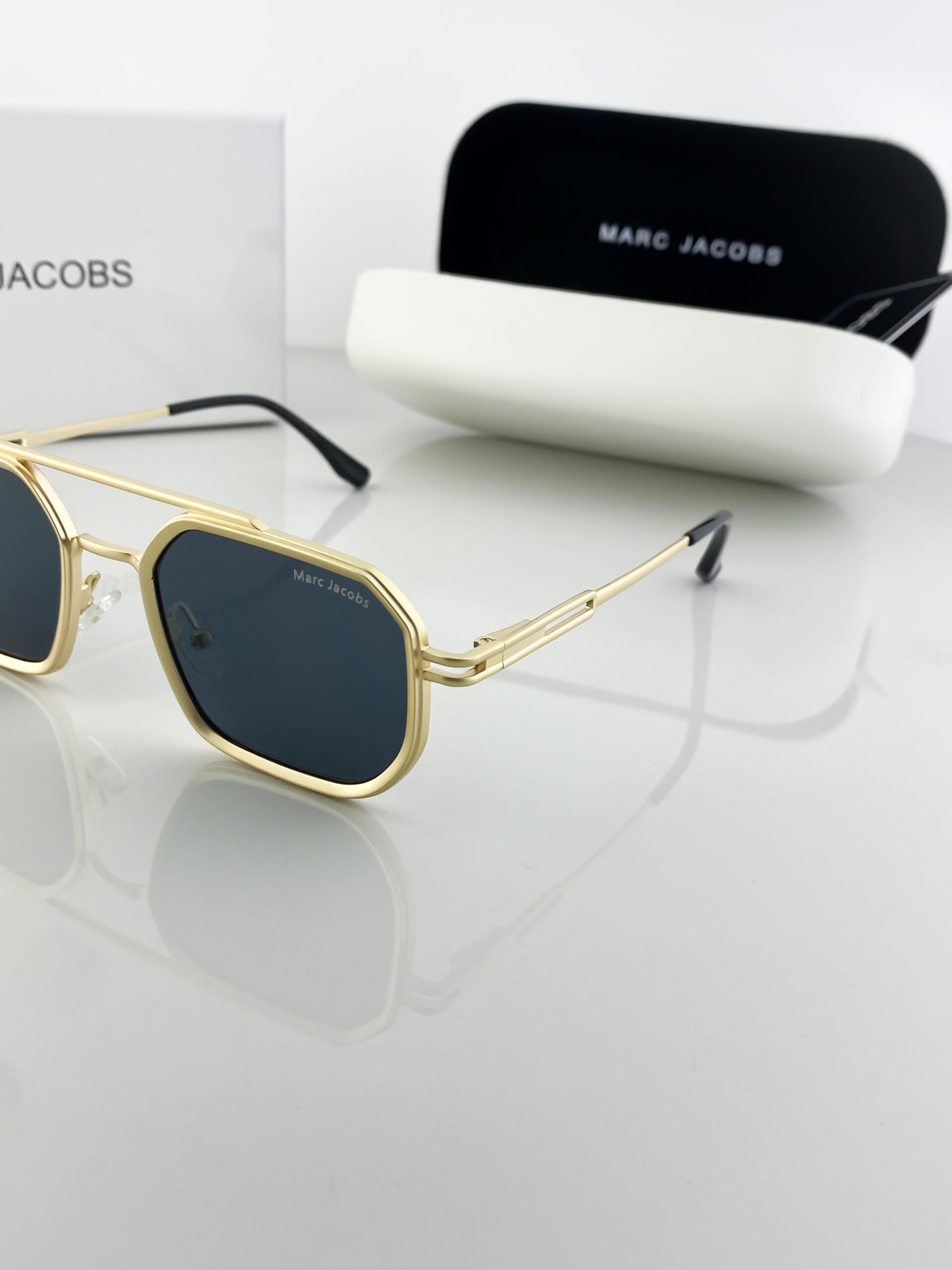 MARC JACOBS GOLD BLACK 518-101 - Image 3