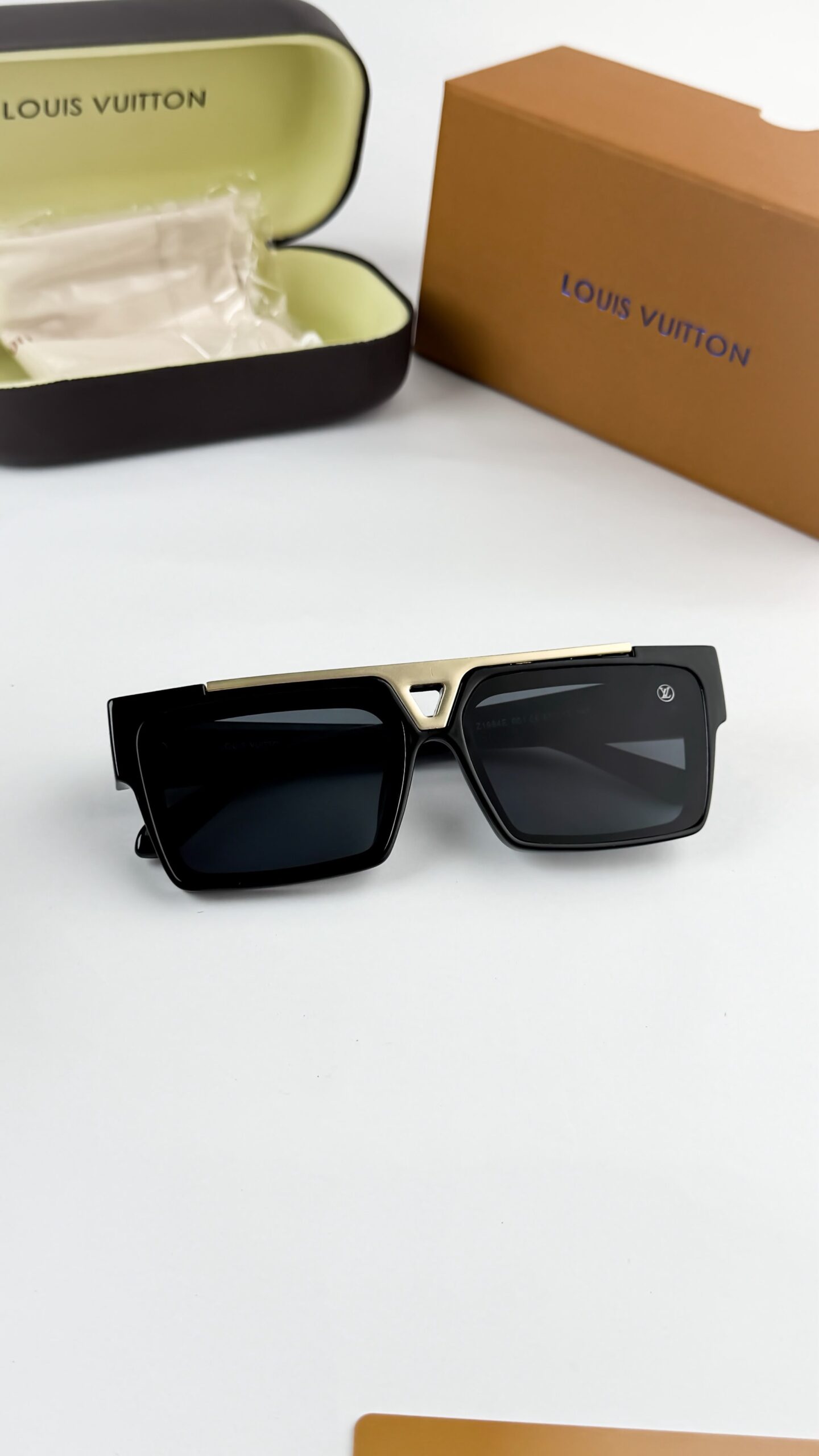 L.v1984 gold black - Image 3
