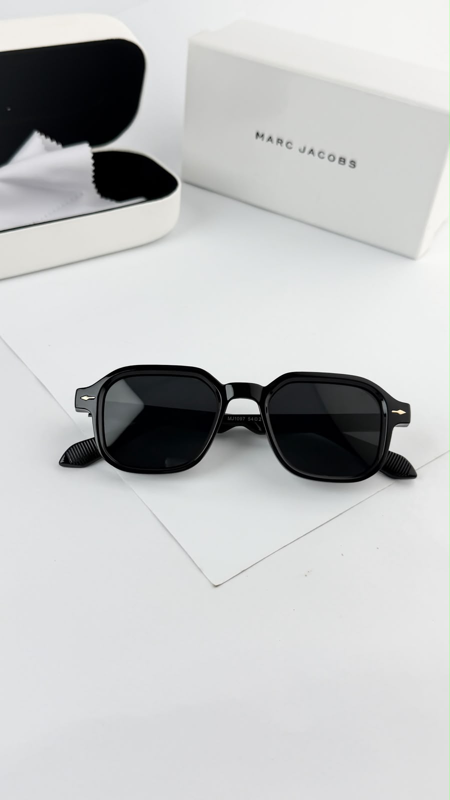 MARC JACOBS BLACK 1097 - Image 4